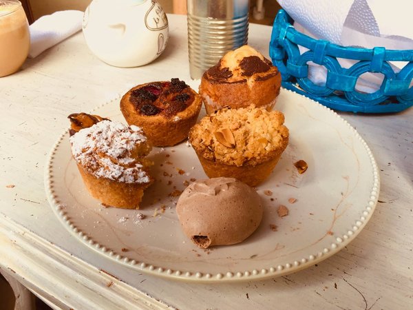 What's the Best Way to Create a Delicate Swiss Roll with Raspberry Jam?